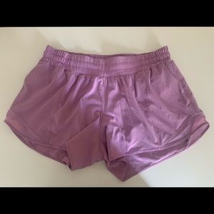 Lululemon Hotty Hot 4in shorts